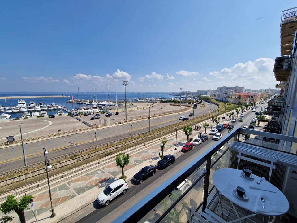 View (from property/room), Balcony/Terrace, City view