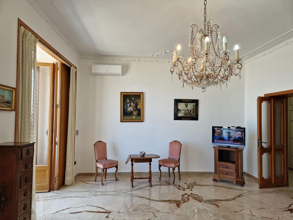 TV and multimedia, Seating area, air conditioner