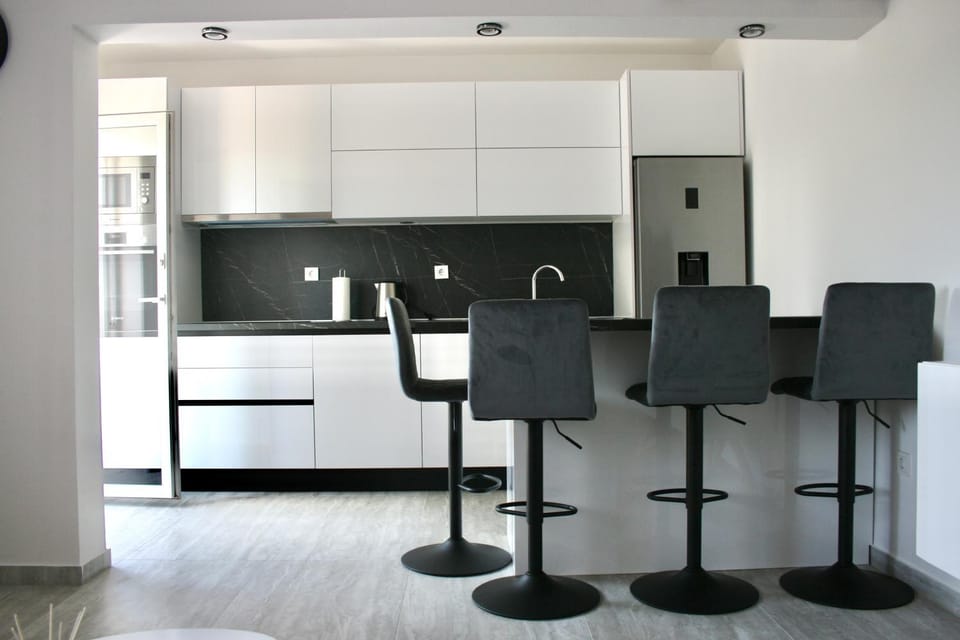 Kitchen or kitchenette, Dining area, oven, stove