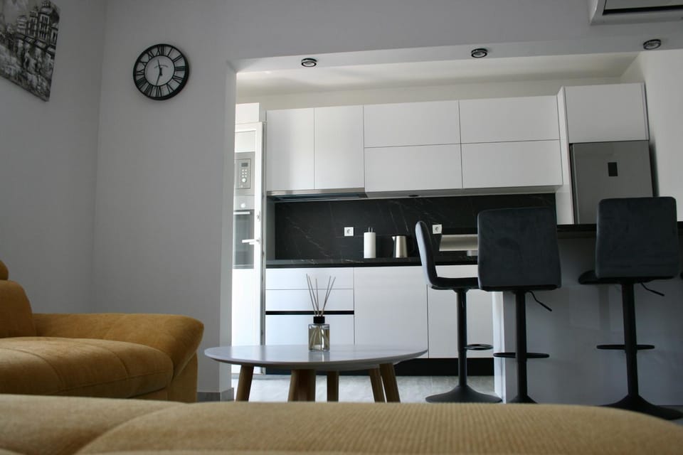 Kitchen or kitchenette, Seating area, stove