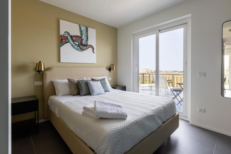 Bed, Balcony/Terrace, Photo of the whole room, Decorative detail, Bedroom, towels