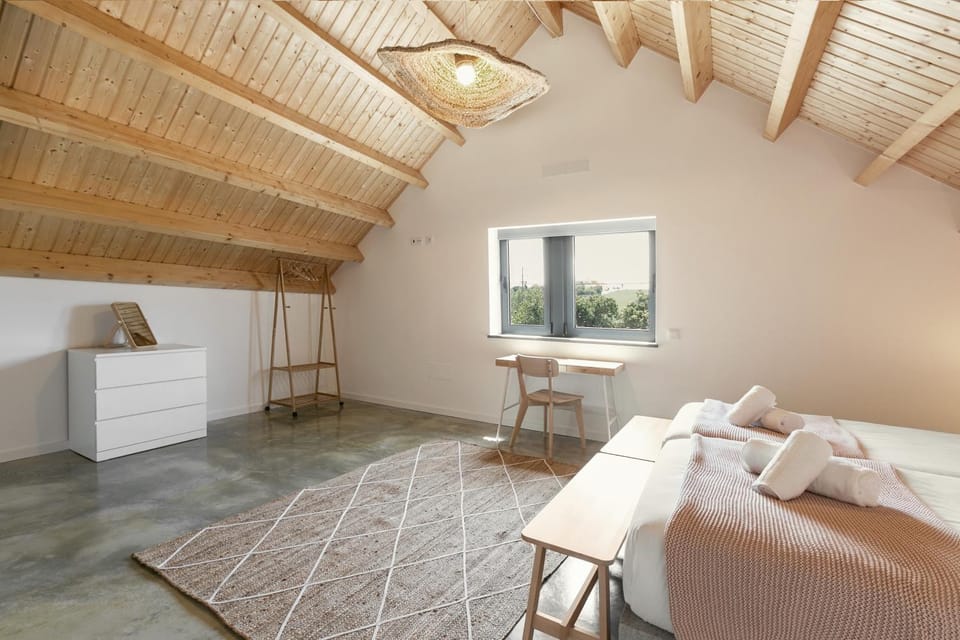 Bed, Photo of the whole room, Decorative detail, Seating area, Bedroom, towels