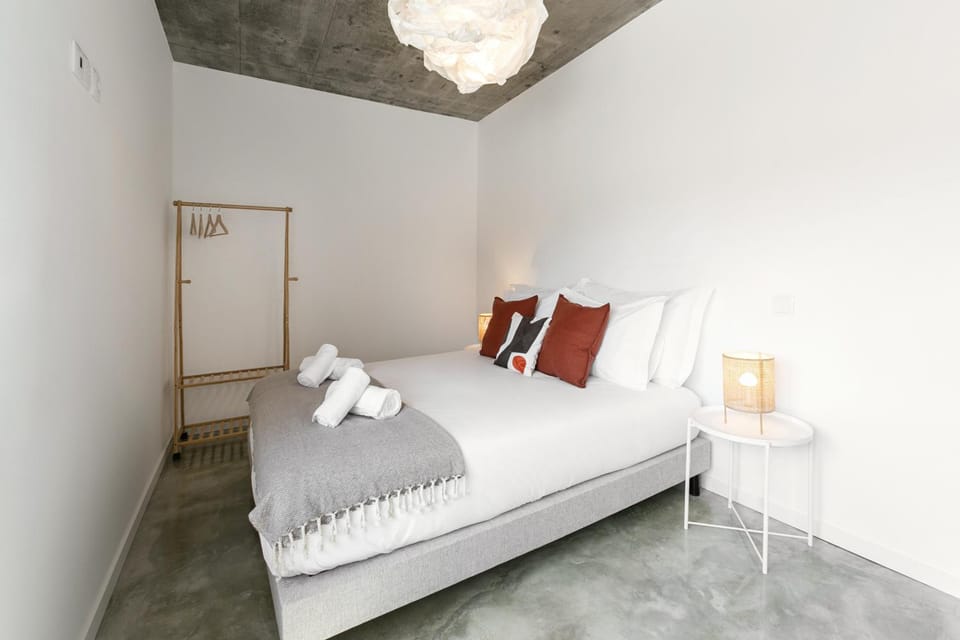 Bed, Photo of the whole room, Decorative detail, Bedroom, towels
