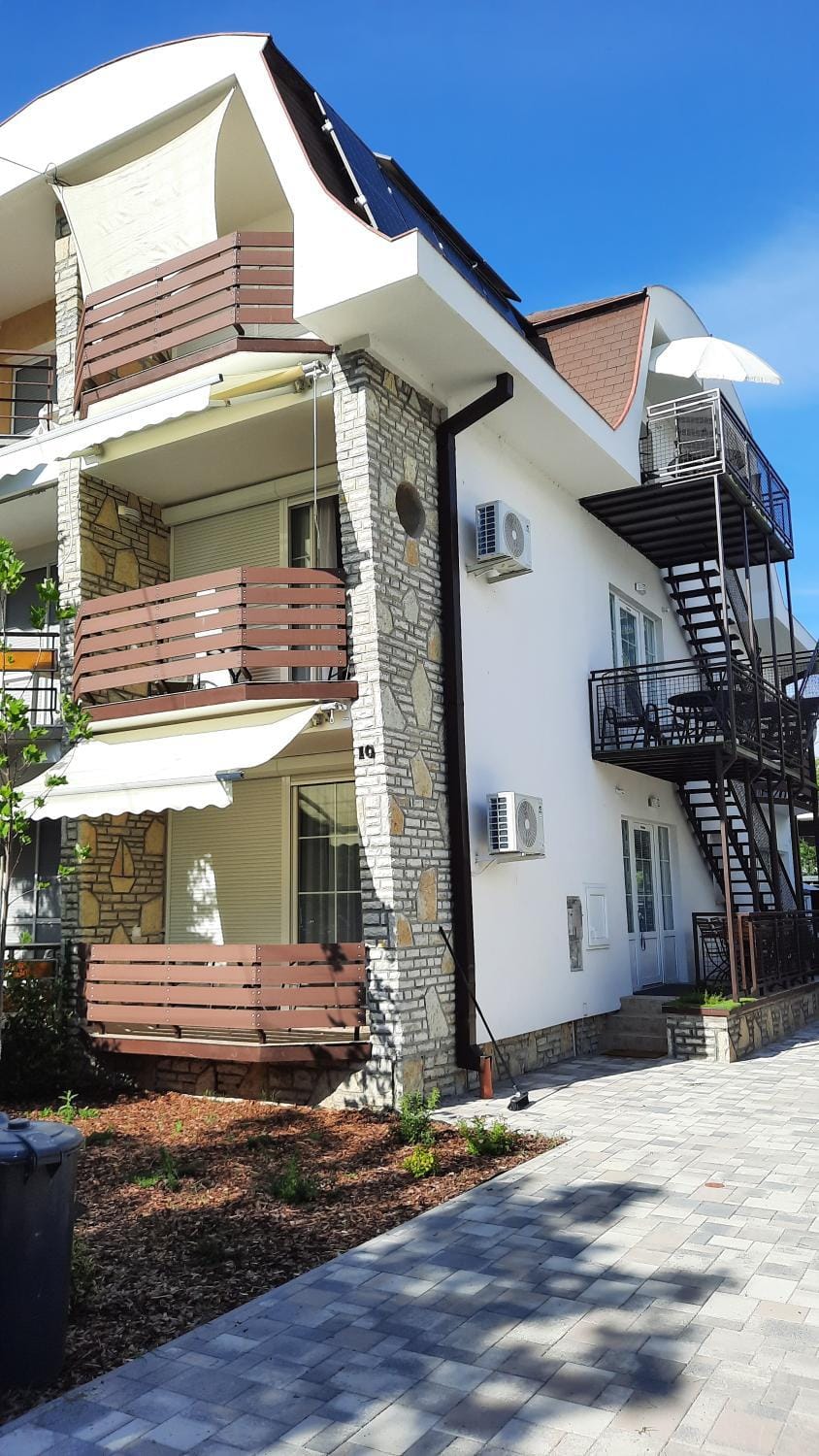 Property building, Facade/entrance, Balcony/Terrace