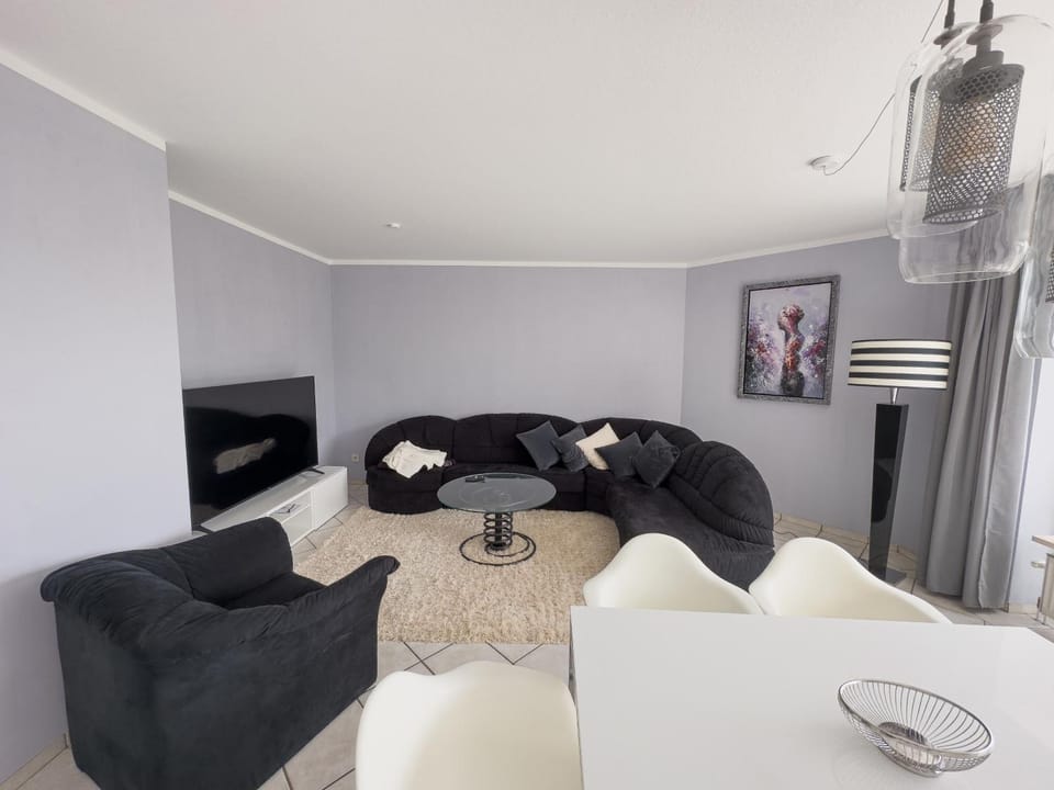 TV and multimedia, Living room, Seating area, Evening entertainment