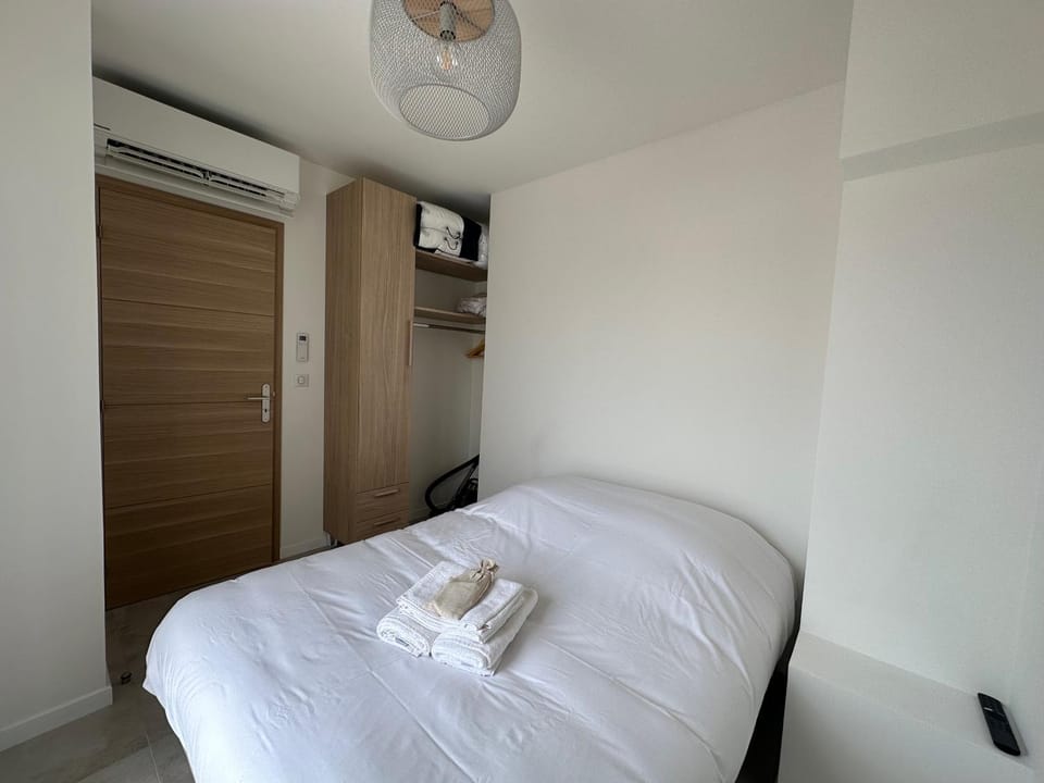 Bed, Photo of the whole room, Bedroom, wardrobe, air conditioner