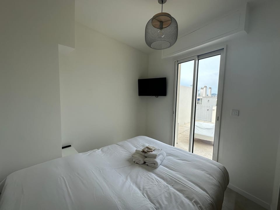 TV and multimedia, Photo of the whole room, Bedroom