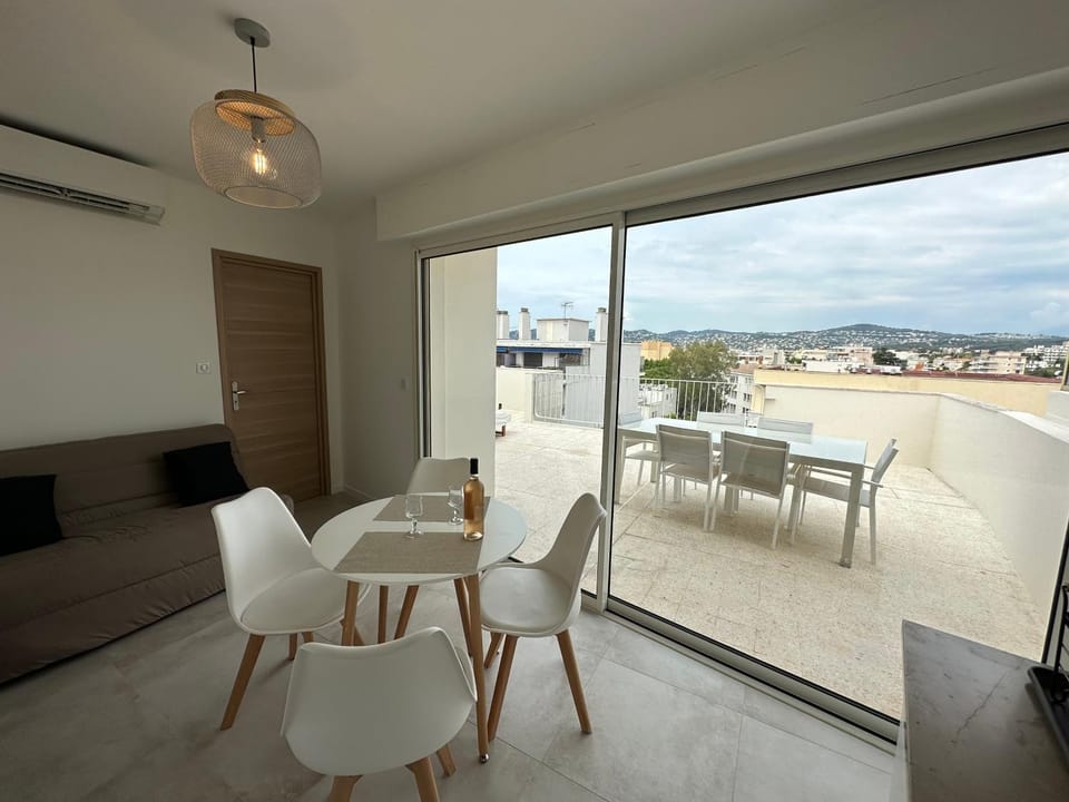 View (from property/room), Balcony/Terrace, Living room, City view
