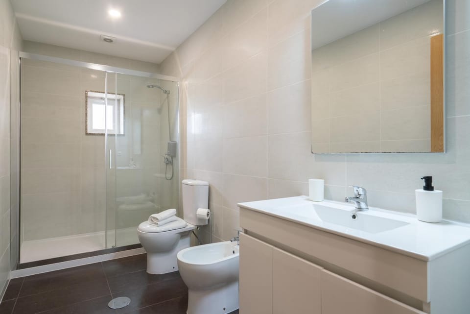 Shower, Toilet, Bathroom, bidet, towels