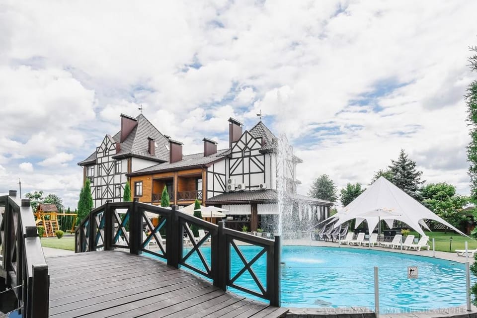 Property building, Day, Pool view, Swimming pool, sunbed