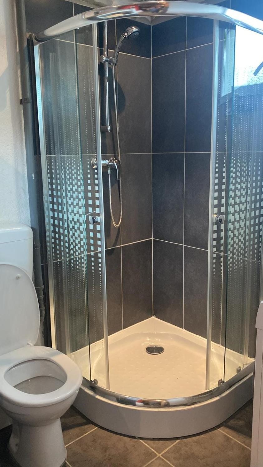 Shower, Toilet