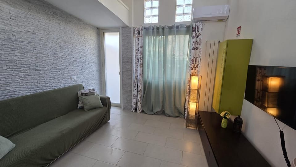 TV and multimedia, Living room, Seating area, air conditioner