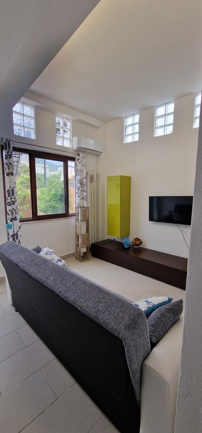 Communal lounge/ TV room, Bed, TV and multimedia, Living room, Seating area, Evening entertainment