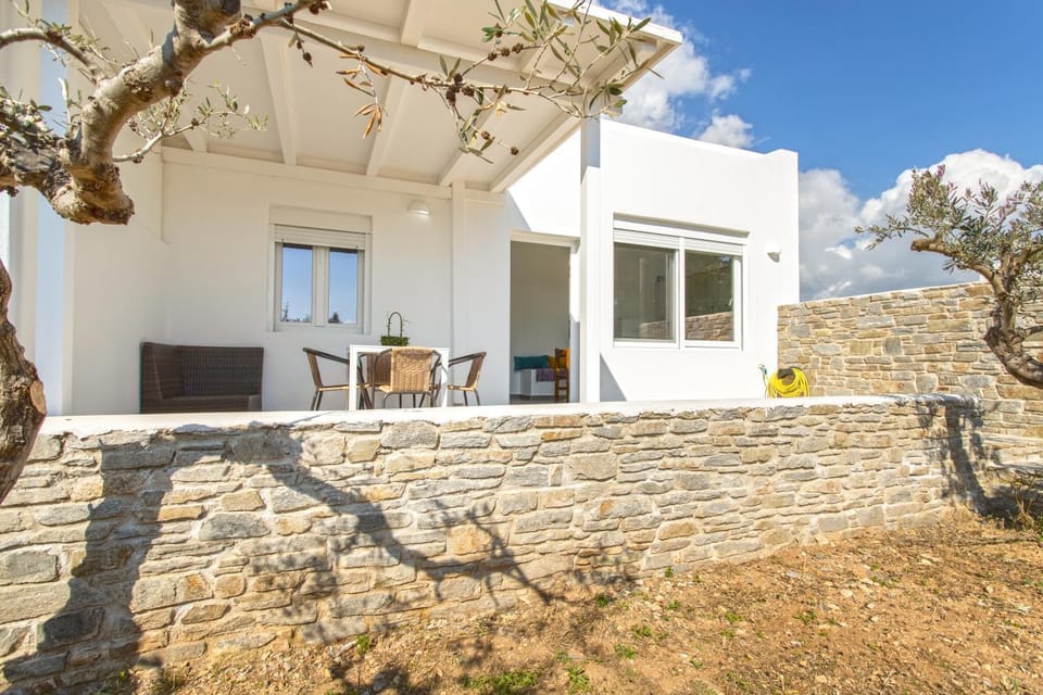 Property building, Patio, Balcony/Terrace