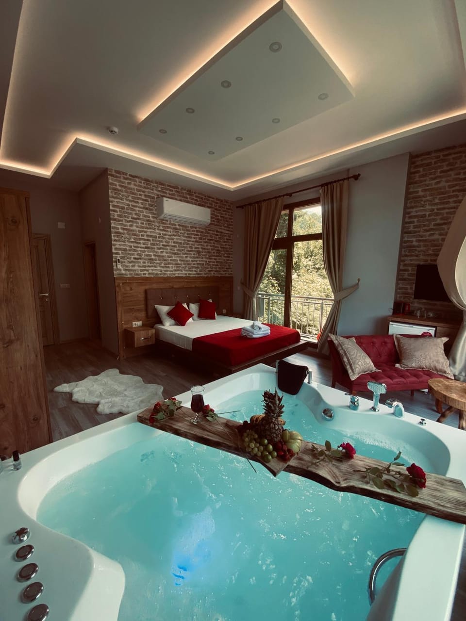 Bed, People, Natural landscape, Hot Tub, Photo of the whole room, Bedroom, Pool view, Swimming pool, group of guests, towels