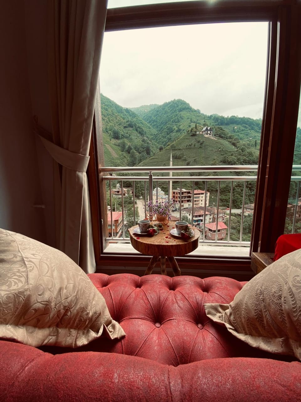 Natural landscape, View (from property/room), Balcony/Terrace, Living room, Seating area, Mountain view