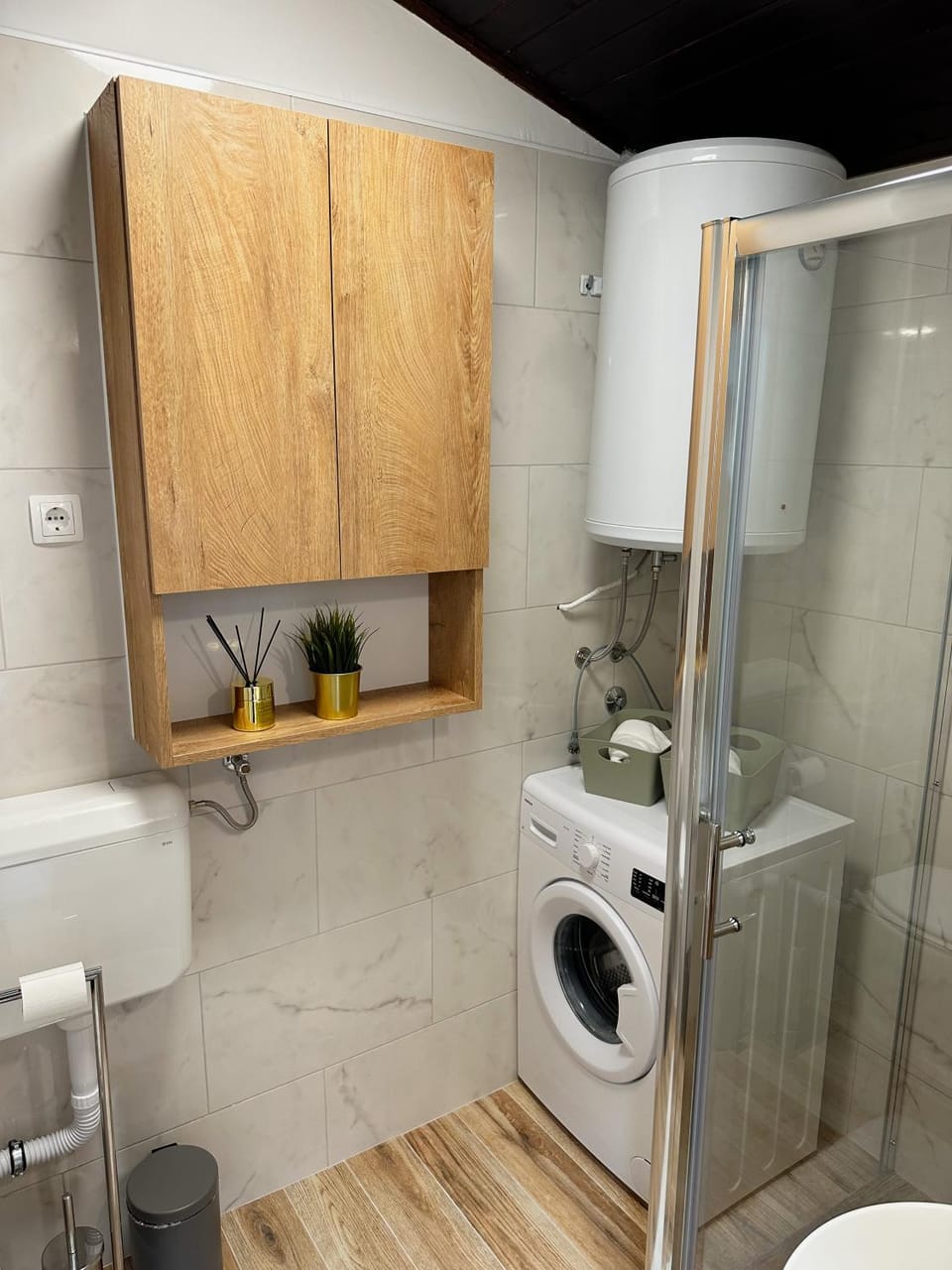 Shower, Toilet, Bathroom, towels, washing machine