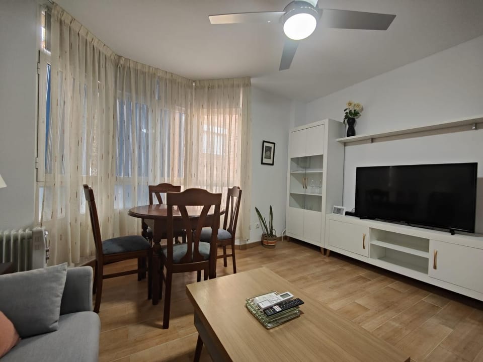 Communal lounge/ TV room, TV and multimedia, Living room, Seating area, Dining area, fireplace