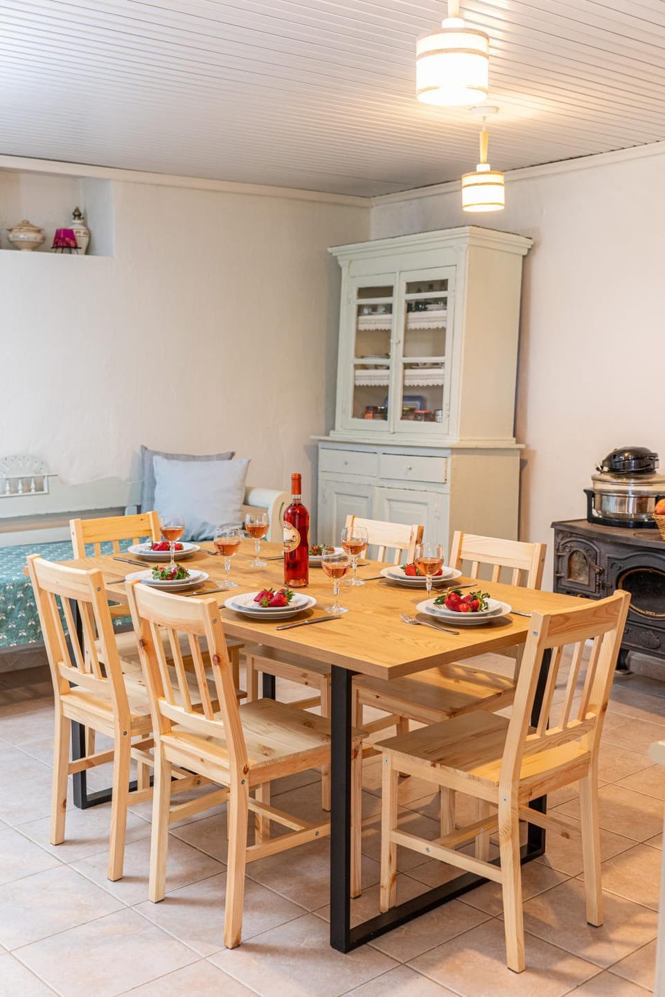 Kitchen or kitchenette, Dining area
