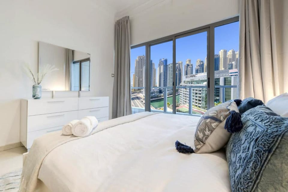 Luxury 1 Bedroom Marina View, Sleeps 6, 1 Min to Metro Apartment in Dubai