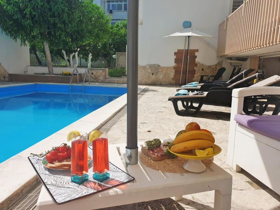 Patio, Swimming pool, sunbed