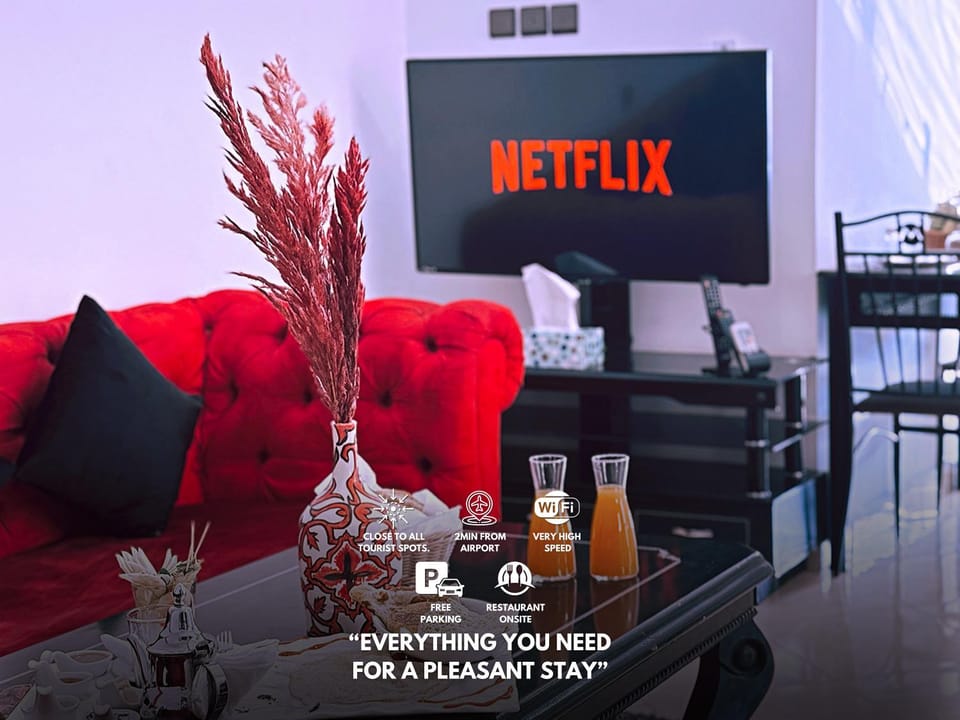 Communal lounge/ TV room, TV and multimedia, Living room, Food and drinks, Evening entertainment