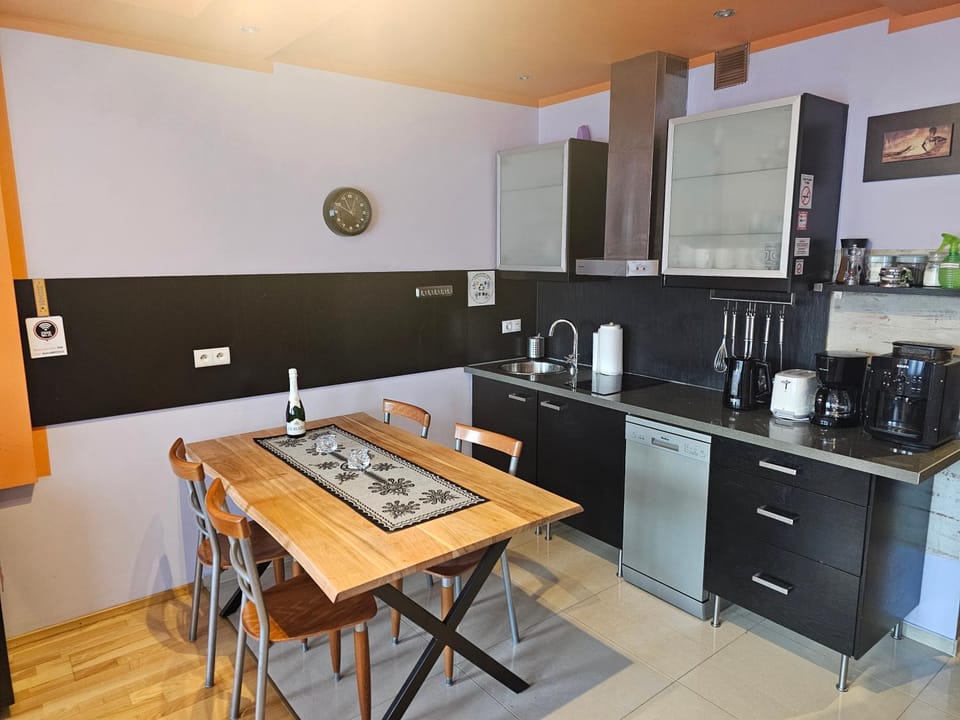 Coffee/tea facilities, Kitchen or kitchenette, Dining area, dishwasher, pet friendly, stove