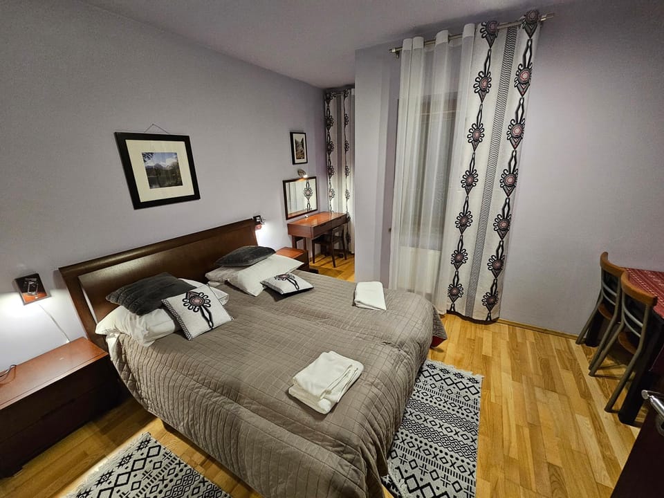 Photo of the whole room, Bedroom