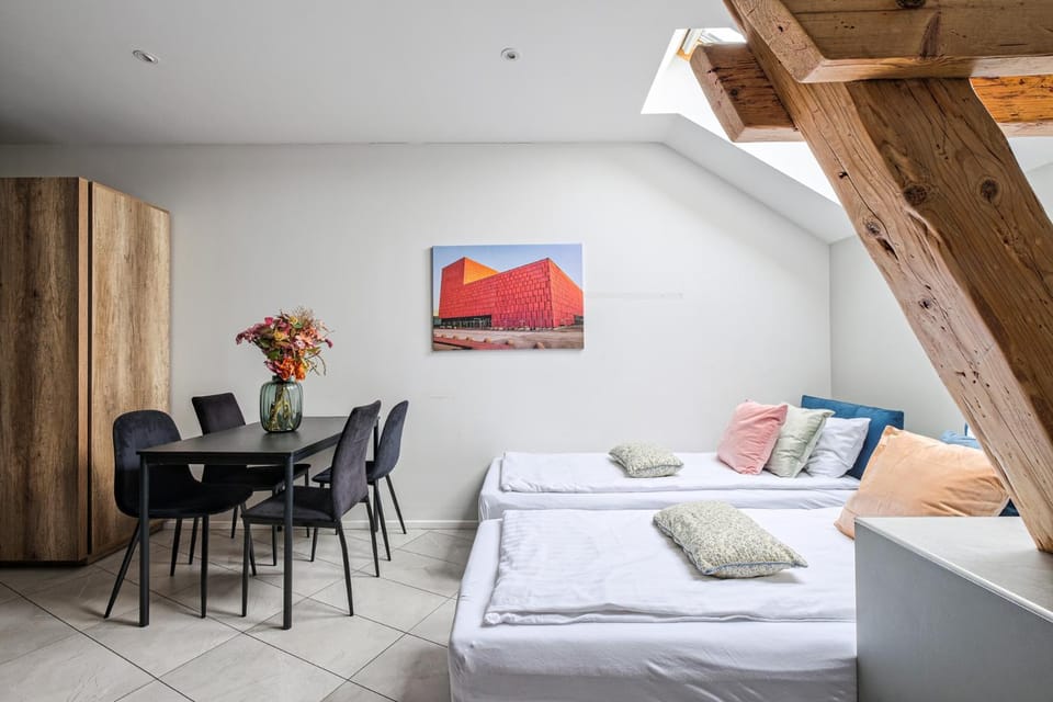 Bed, Living room, Photo of the whole room, Seating area