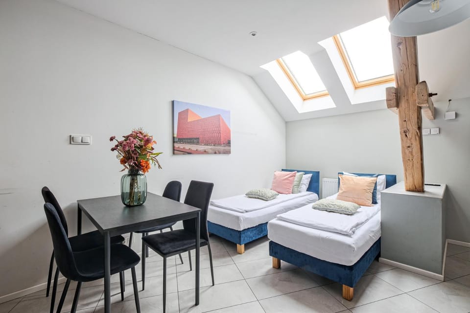 Bed, Living room, Photo of the whole room, Seating area