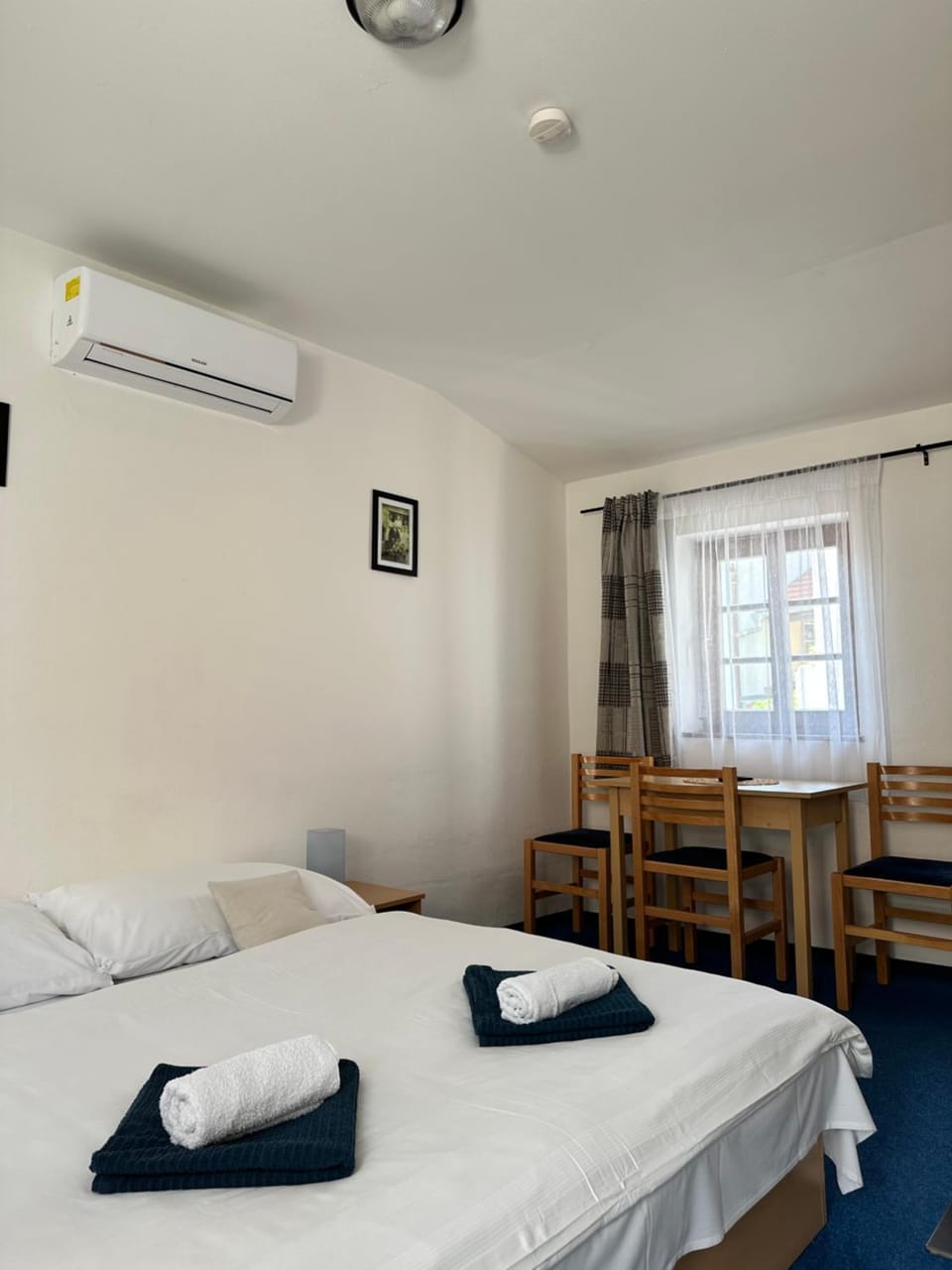 Bed, Dining area, Bedroom, air conditioner
