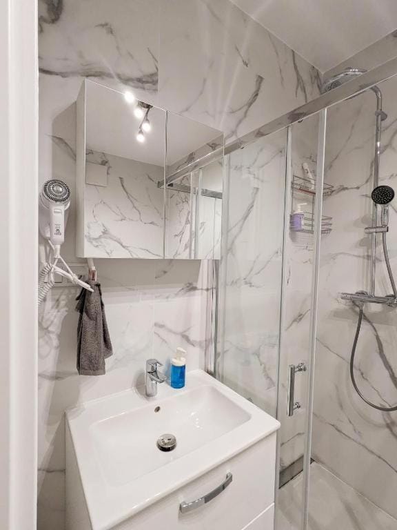 Shower, Bathroom, towels