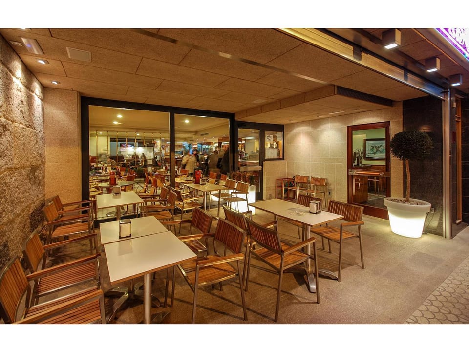 Restaurant/places to eat, Facade/entrance