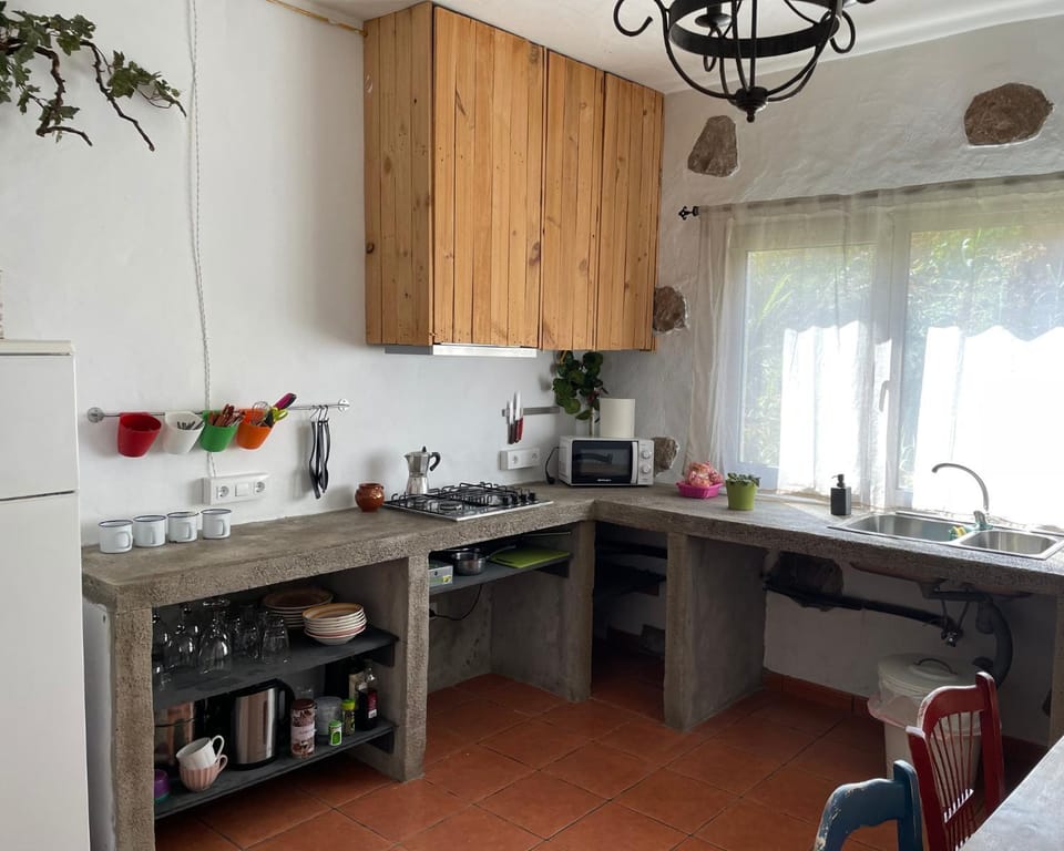 Kitchen or kitchenette, Dining area, minibar, stove, toaster