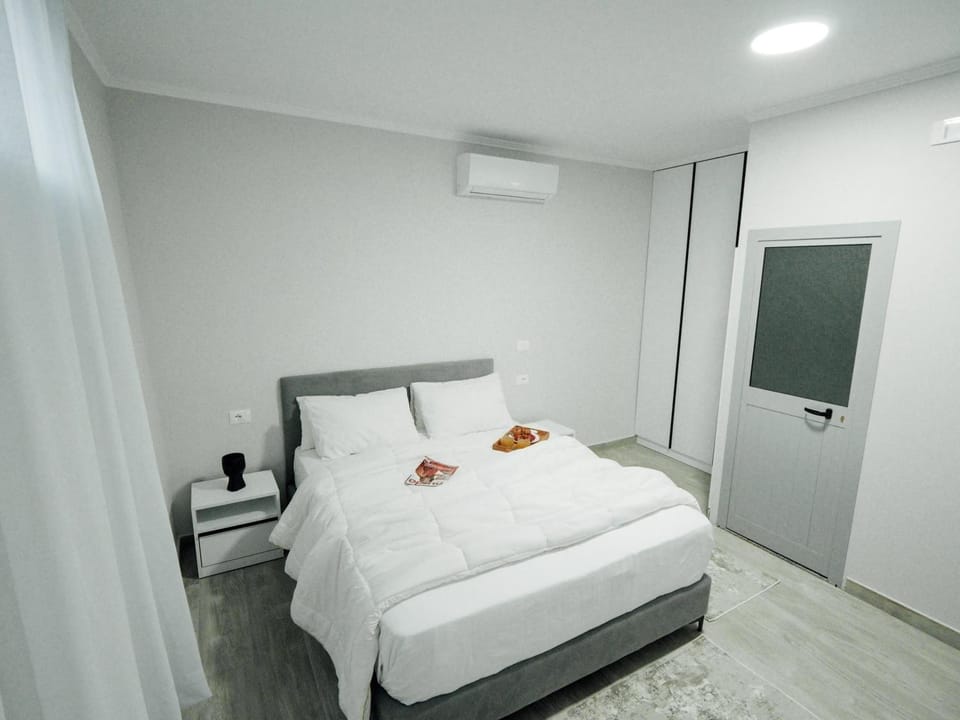 Bed, Photo of the whole room, Bedroom, air conditioner