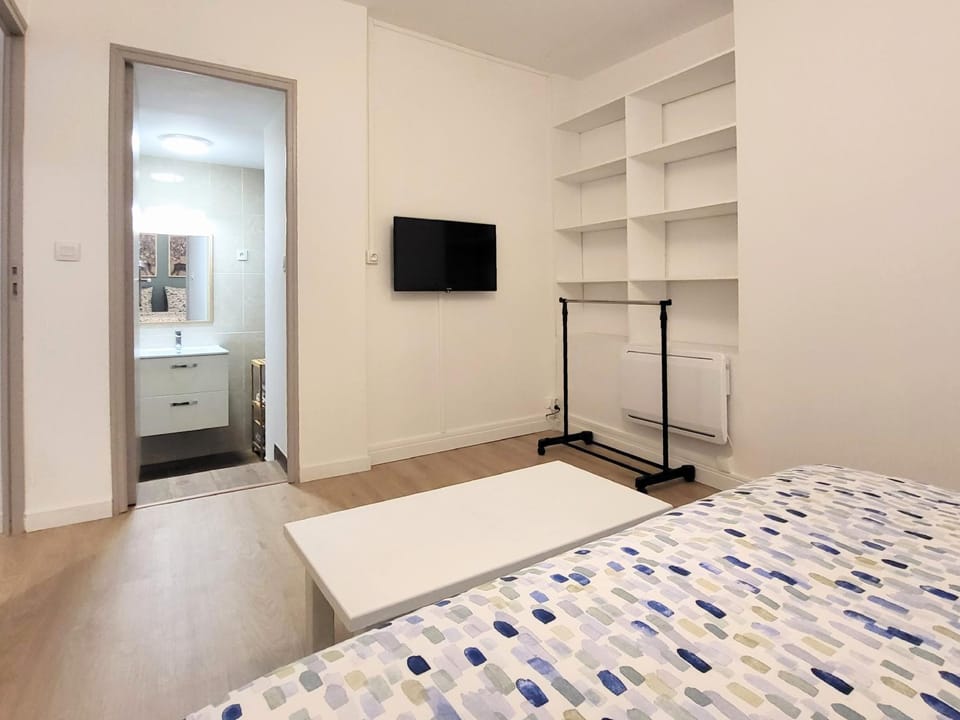 Bed, TV and multimedia, Photo of the whole room, Bedroom, hair dresser, wardrobe