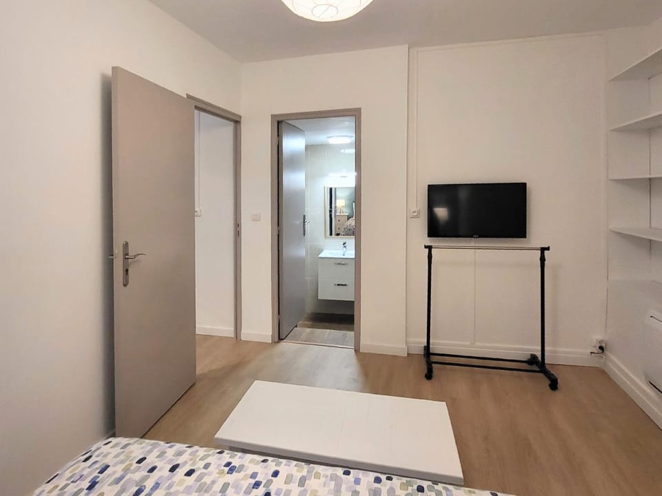 Bed, TV and multimedia, Photo of the whole room, Bedroom, wardrobe