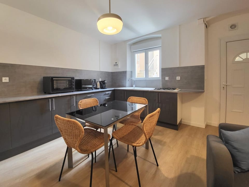Kitchen or kitchenette, Seating area, Dining area, minibar, pet friendly, stove