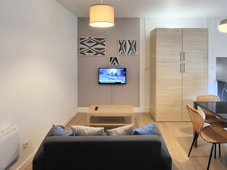 TV and multimedia, Living room, Seating area, hair dresser, internet, wardrobe