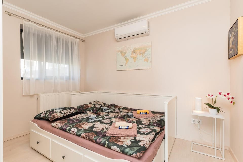 Bedroom, air conditioner