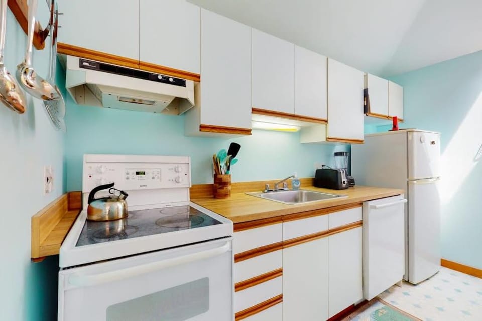Kitchen or kitchenette, kitchen