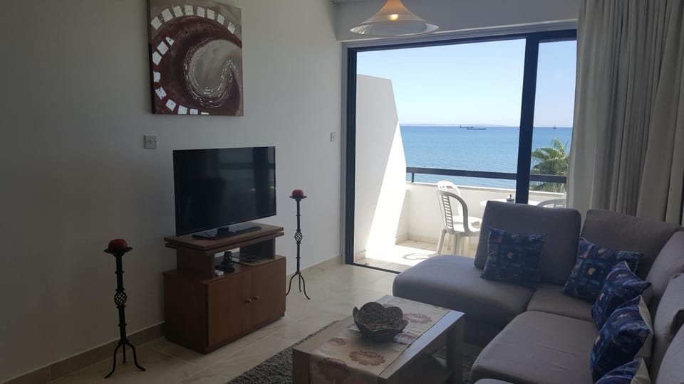 Communal lounge/ TV room, TV and multimedia, Living room, Seating area, Sea view