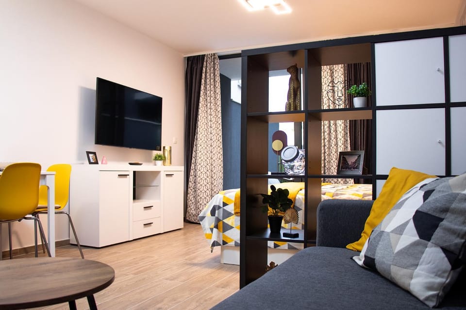TV and multimedia, Living room, Seating area, Dining area, Evening entertainment