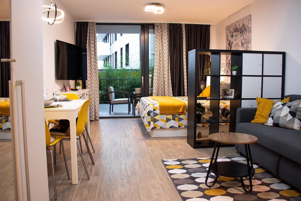 Bed, TV and multimedia, Living room, Photo of the whole room, Seating area, Dining area, Bedroom