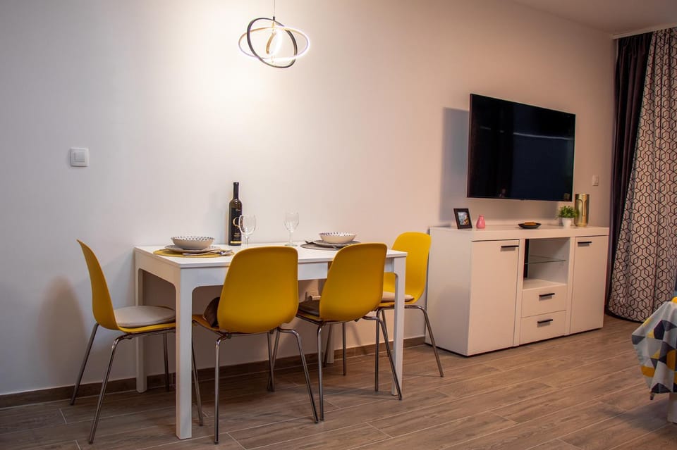 TV and multimedia, Seating area, Dining area, hair dresser