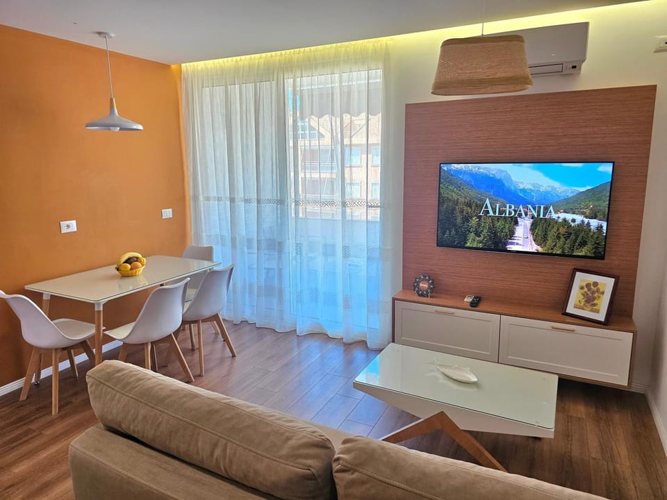 Communal lounge/ TV room, Living room, Seating area, Dining area