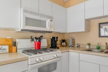 Studio w King Bed Walking distance to Beach & Shops Apartment in Michigan City