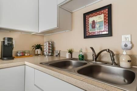 Studio w King Bed Walking distance to Beach & Shops Apartment in Michigan City