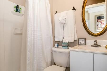 Studio w King Bed Walking distance to Beach & Shops Apartment in Michigan City