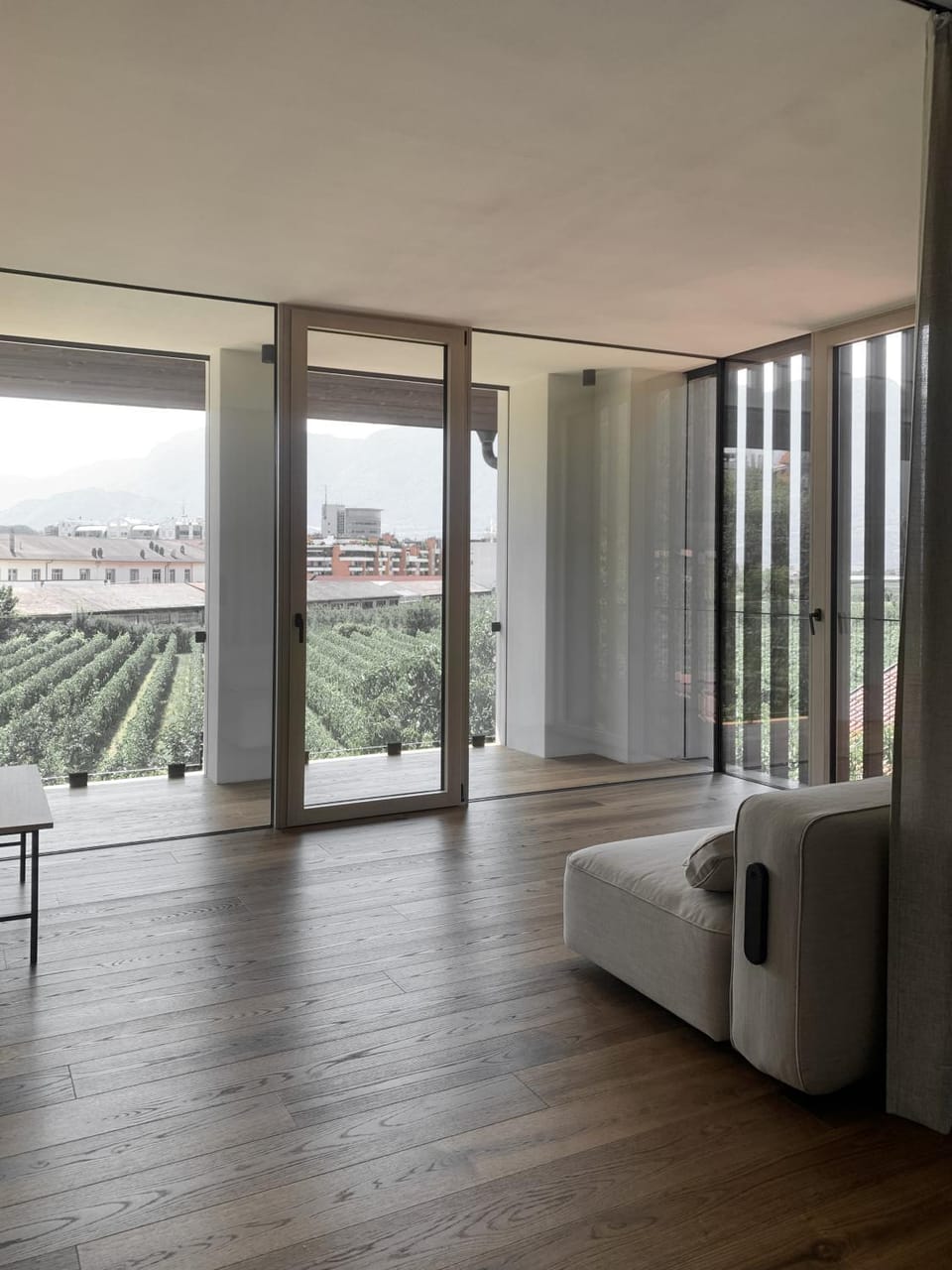 View (from property/room), Balcony/Terrace, Living room, Seating area, City view, Mountain view